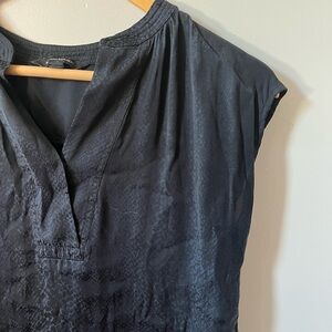 Banana Republic XXSP silky patterned black top, great for work, petite size
